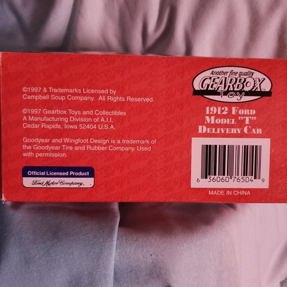 Collectors Die cast metal gearbox toy coin bank, 1912 Ford truck - Picture 3 of 6